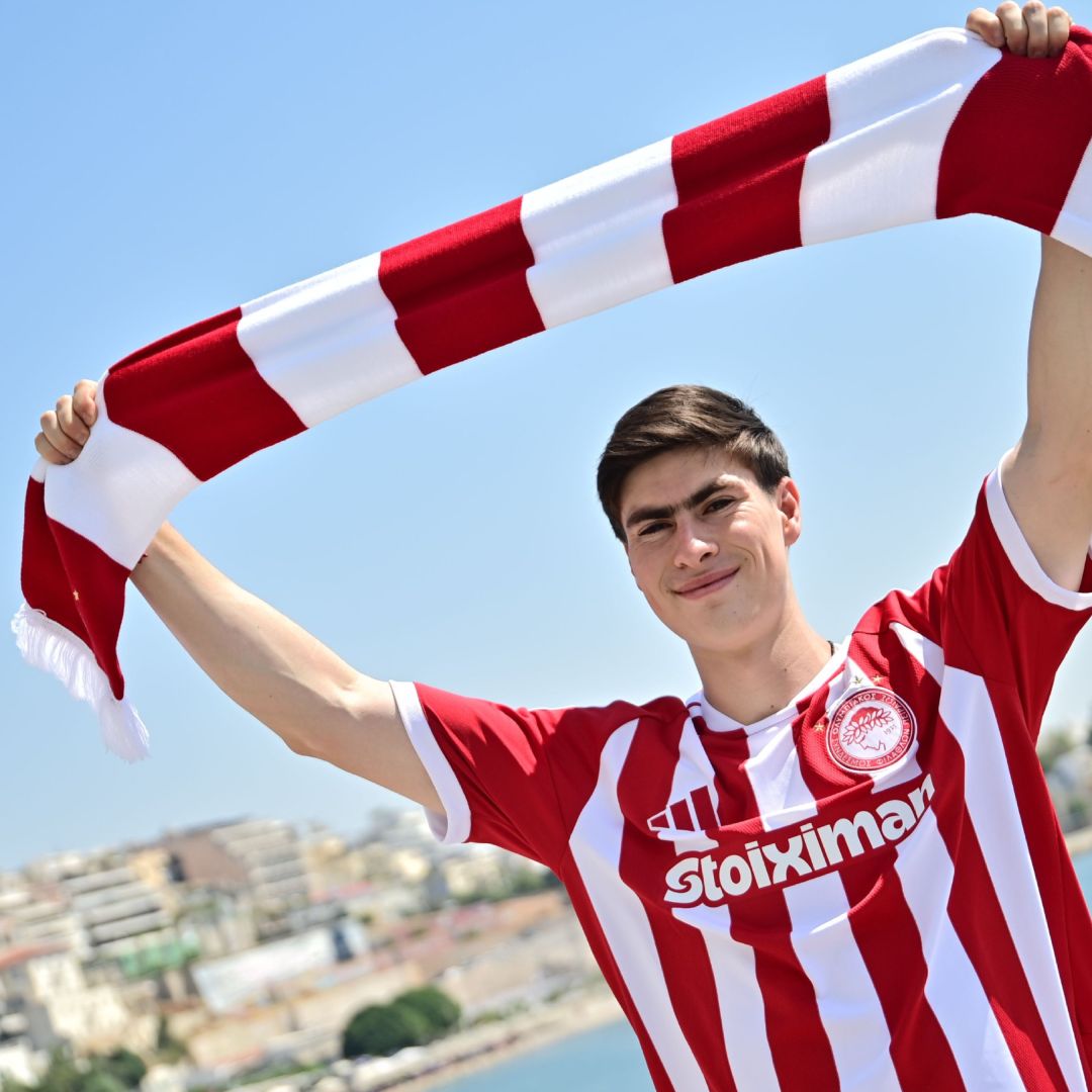 Armando González con la camiseta de Olympiacos